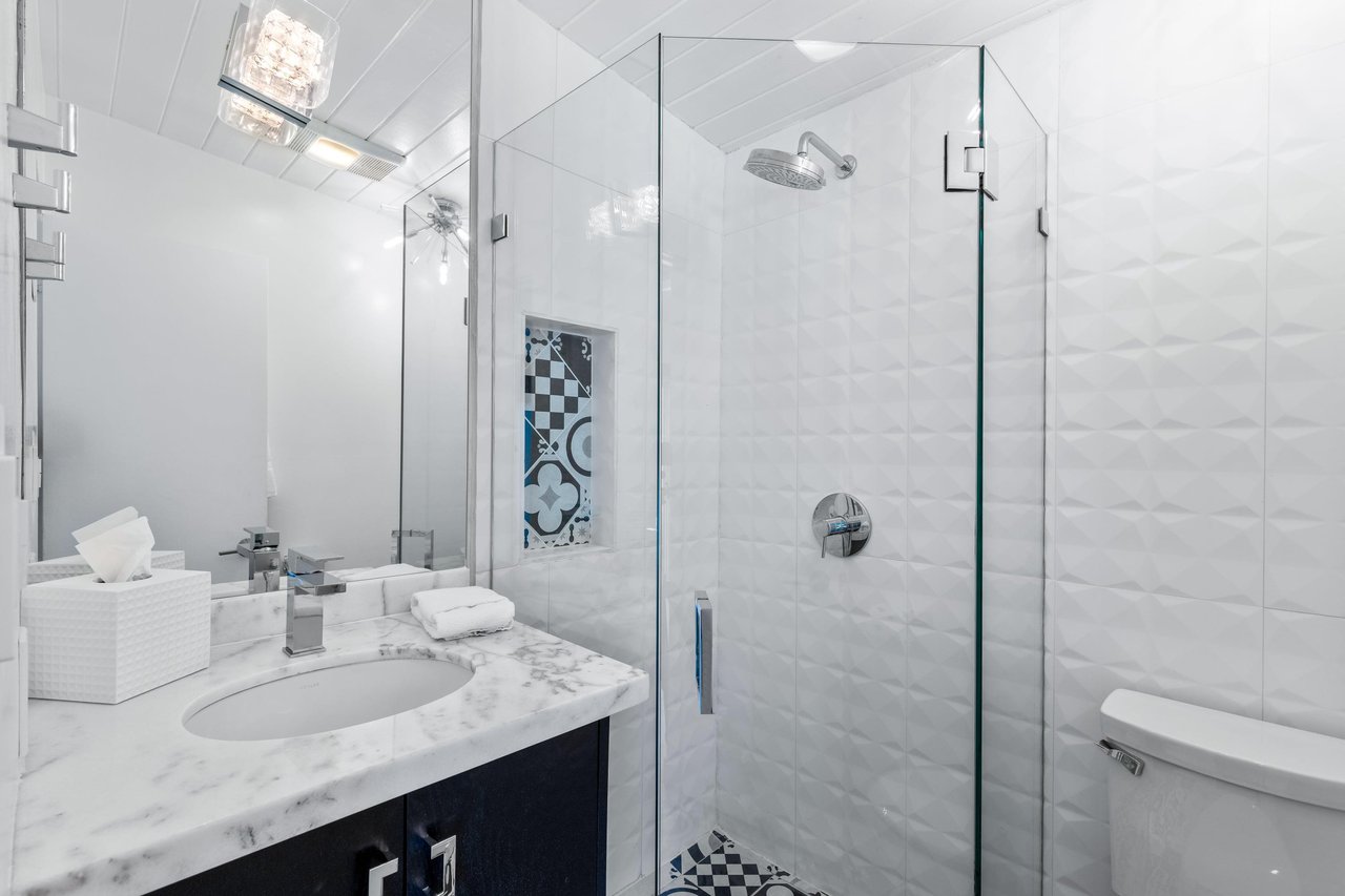 Full bathroom with walkin shower.