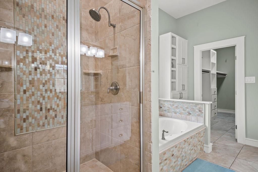 King Bathroom, 2nd Floor