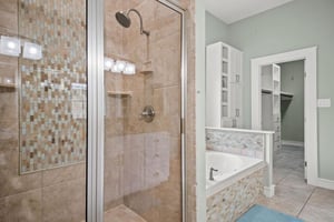 King Bathroom, 2nd Floor