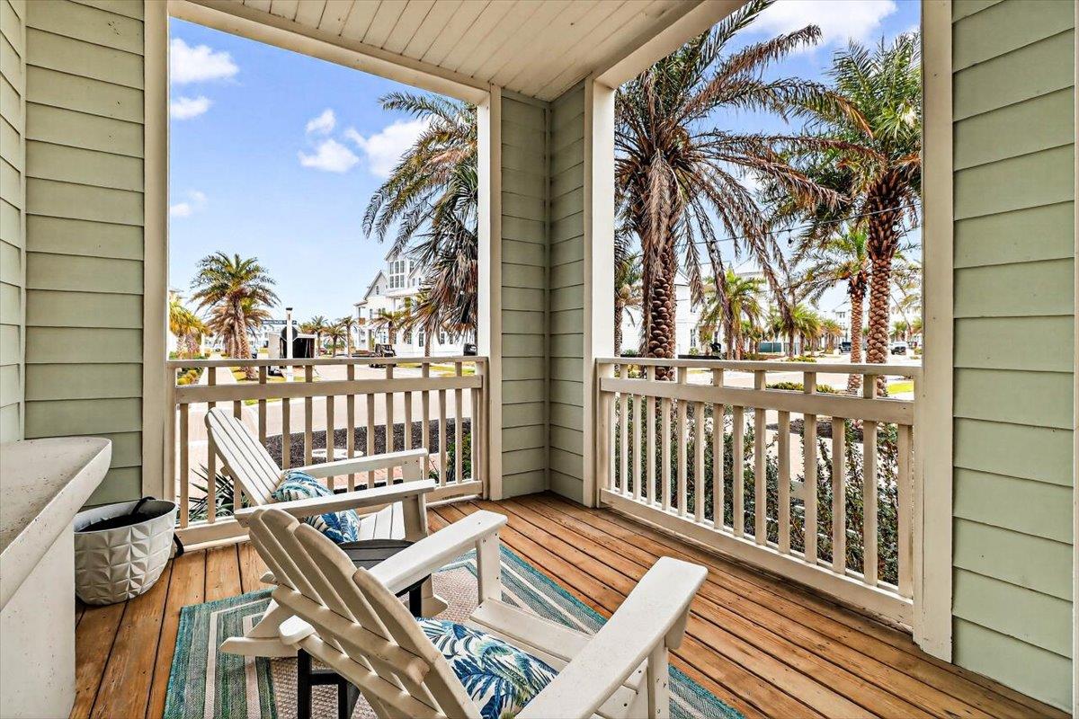 Fenced Front Porch, 1st Floor