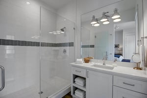 King Bathroom, 1st Floor