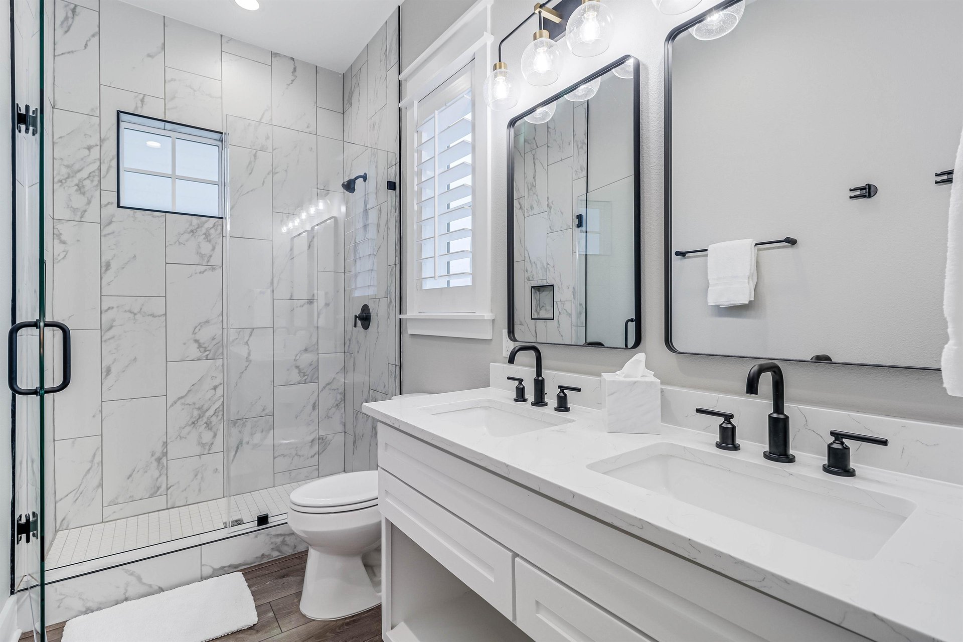 King Bathroom, 2nd Floor