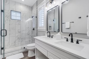 King Bathroom, 2nd Floor