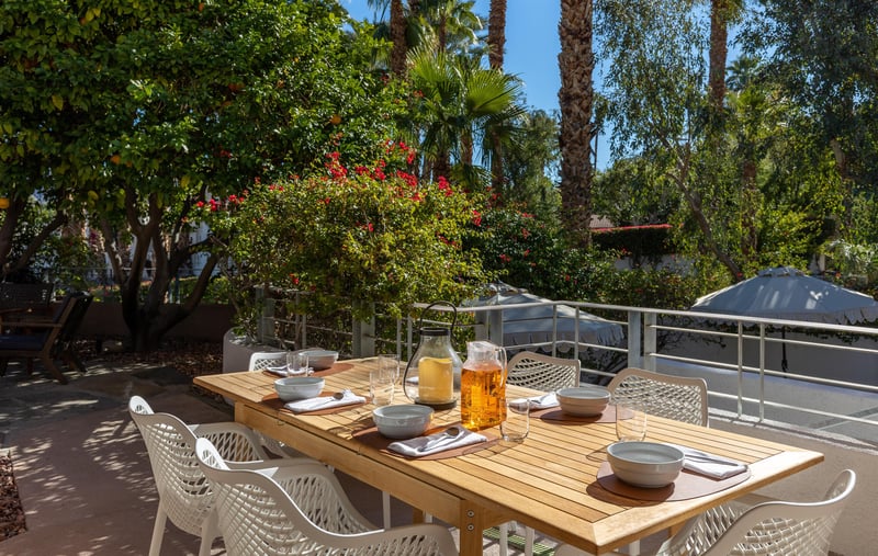 Al fresco dining for six