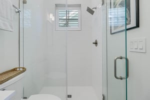 Ensuite King Bathroom, 2nd Floor