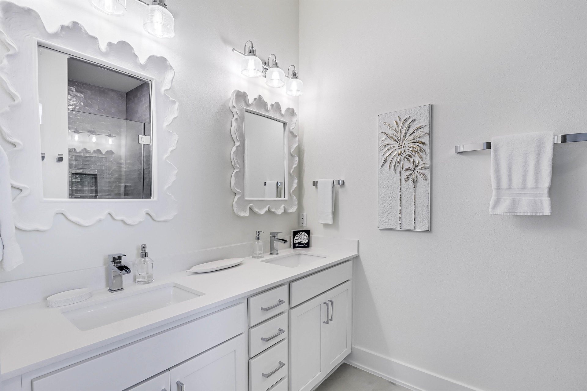 Third King Suite Bathroom, 1st Floor