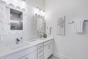 Third King Suite Bathroom, 1st Floor