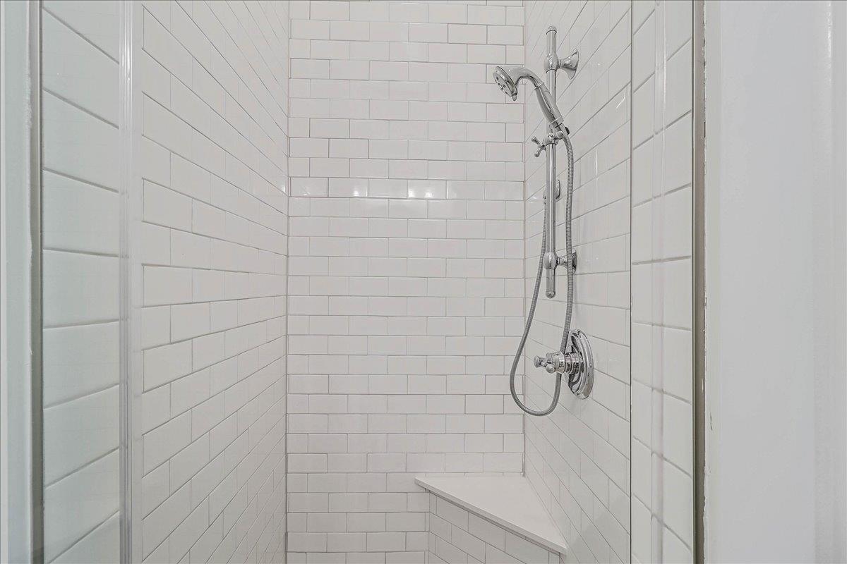 Third King Bathroom, 1st Floor