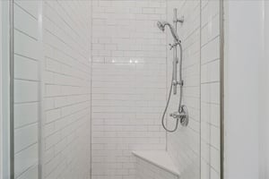 Third King Bathroom, 1st Floor