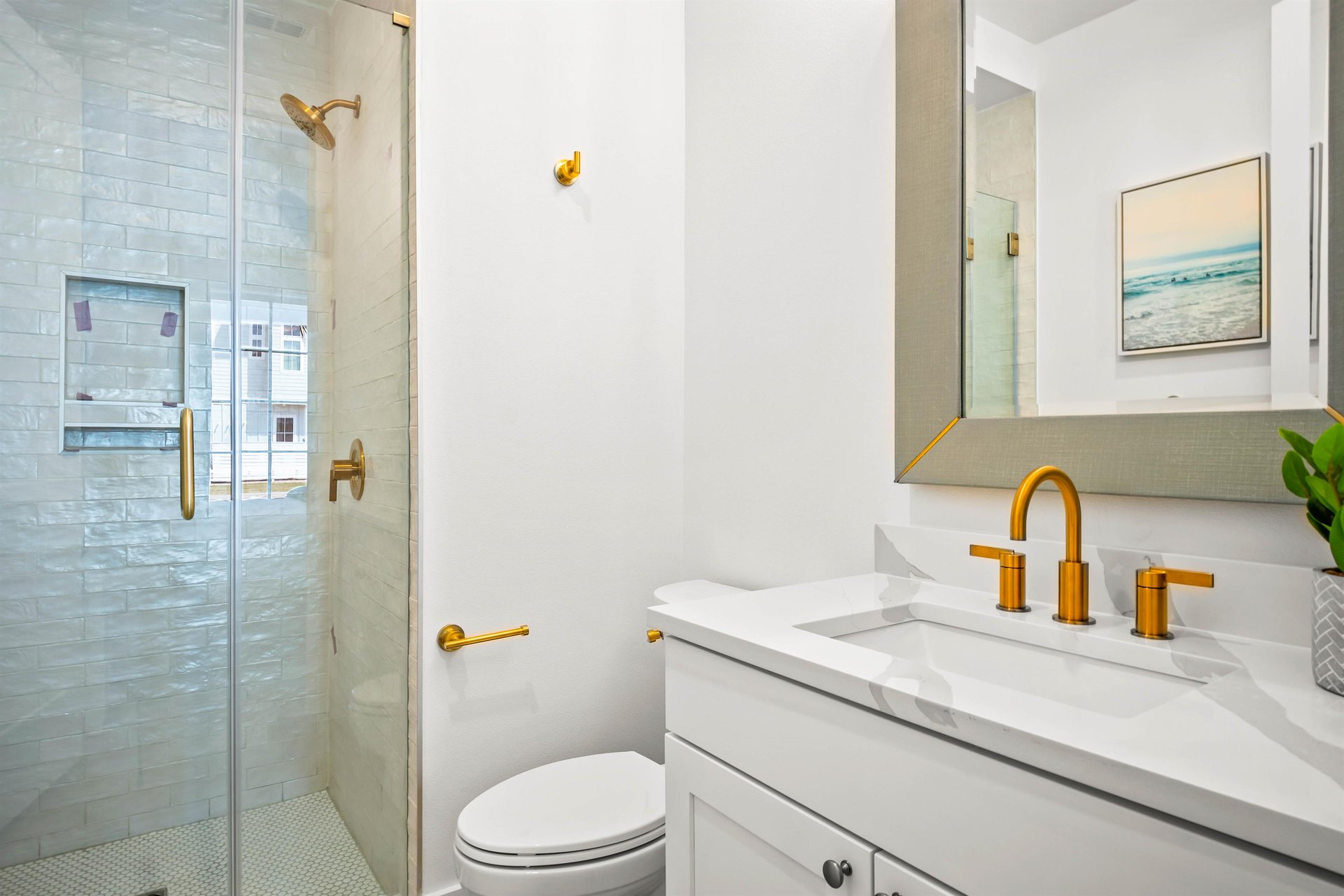 1st King Bathroom, 1st Floor