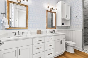1st Floor, King Bathroom