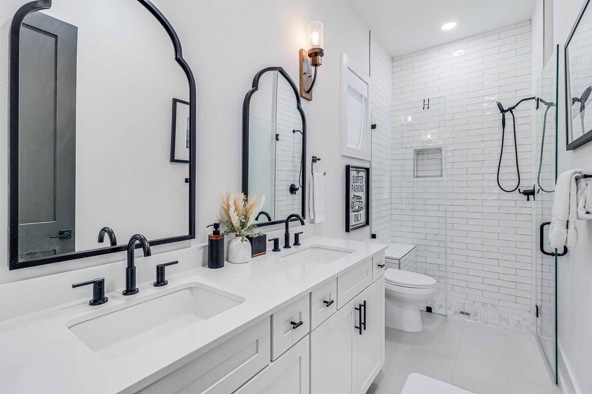 Second King Bathroom, 1st Floor