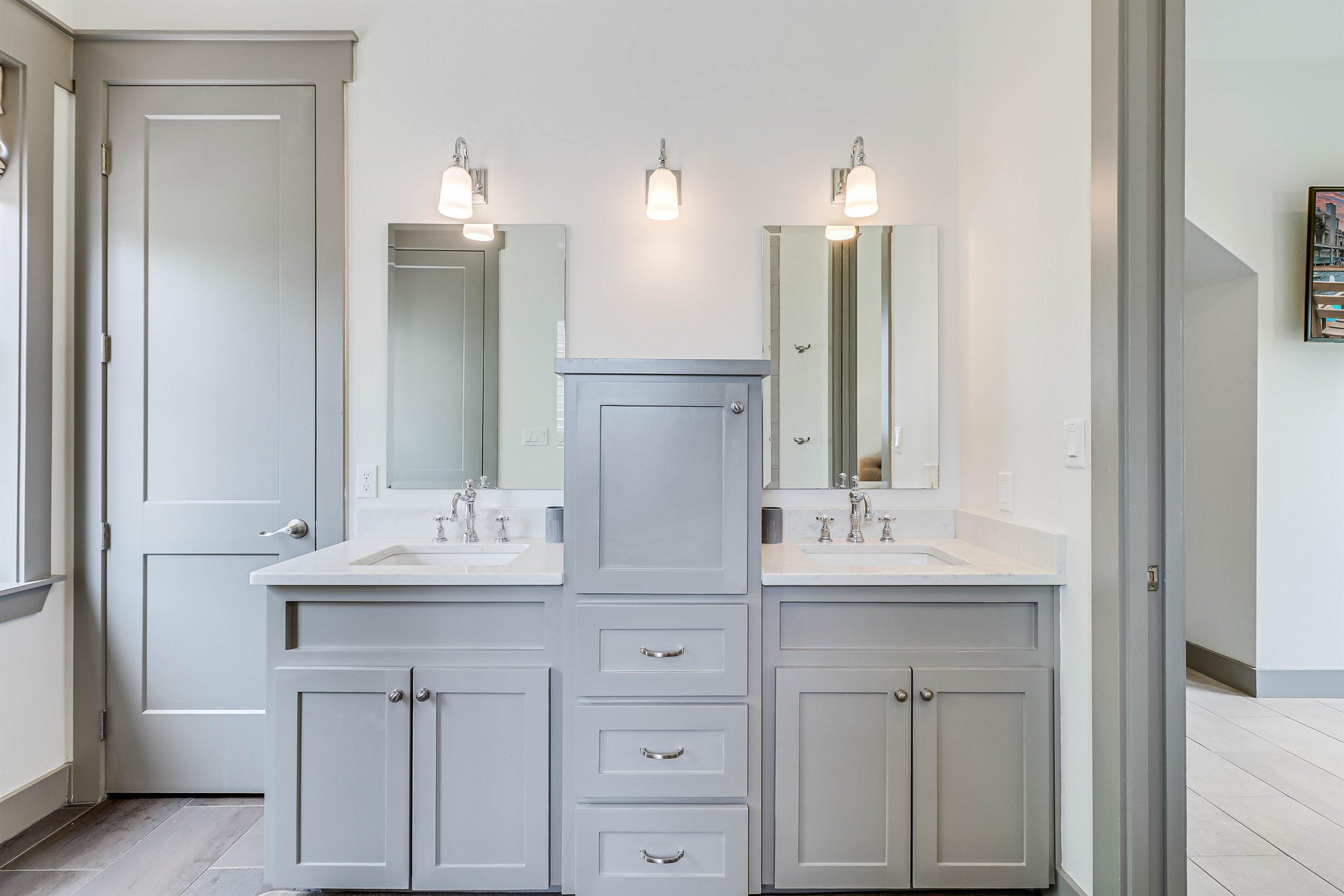 Ensuite Primary Bathroom, 1st Floor