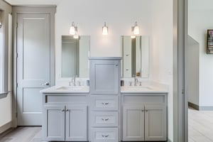 Ensuite Primary Bathroom, 1st Floor