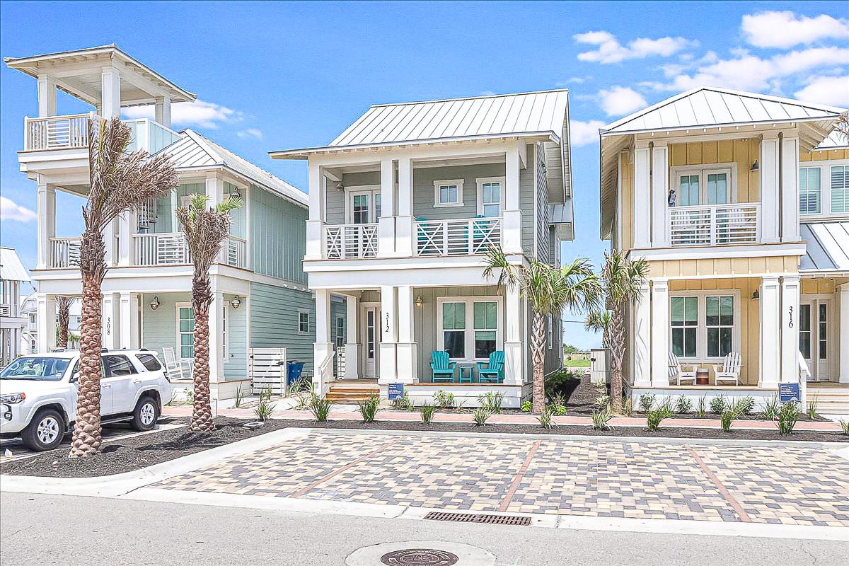 Latin Vibe, Front Exterior