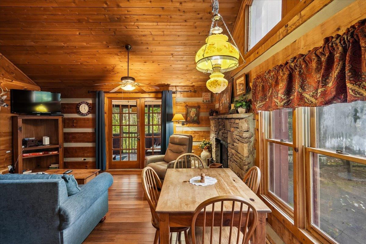 09Dining Room