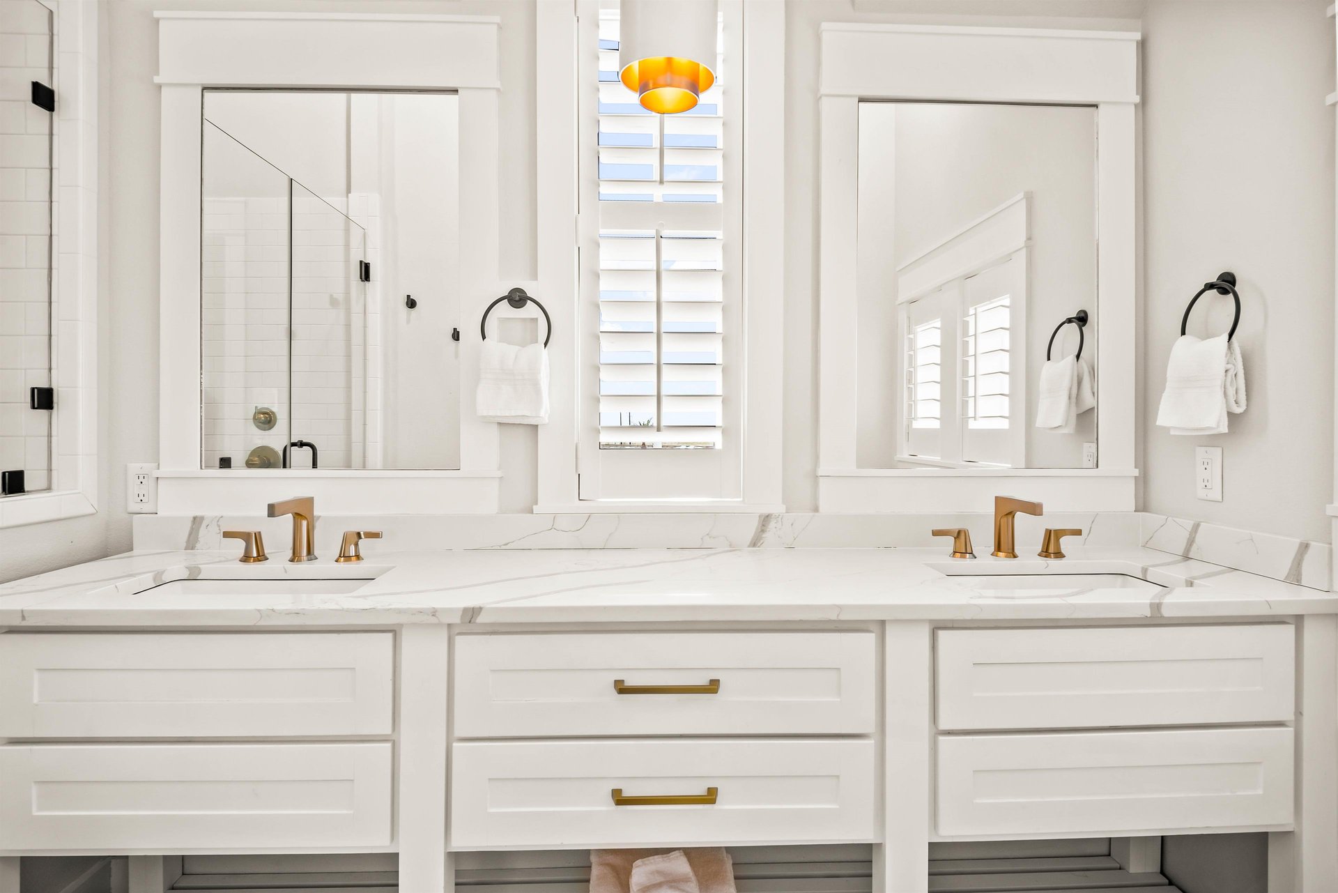 King Bathroom, 2nd Floor