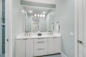 Shared Bathroom, 1st Floor