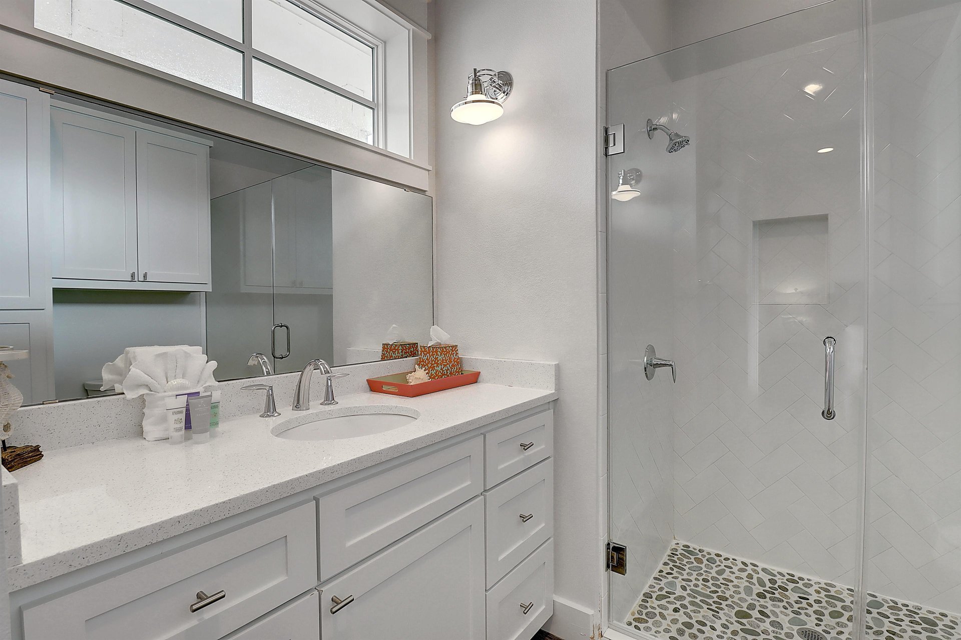 Rear King Bathroom, 1st Floor