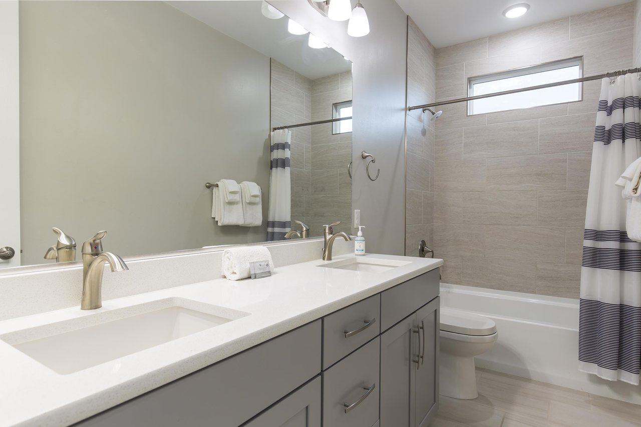 Dual vanity sinks and showertub combination.
