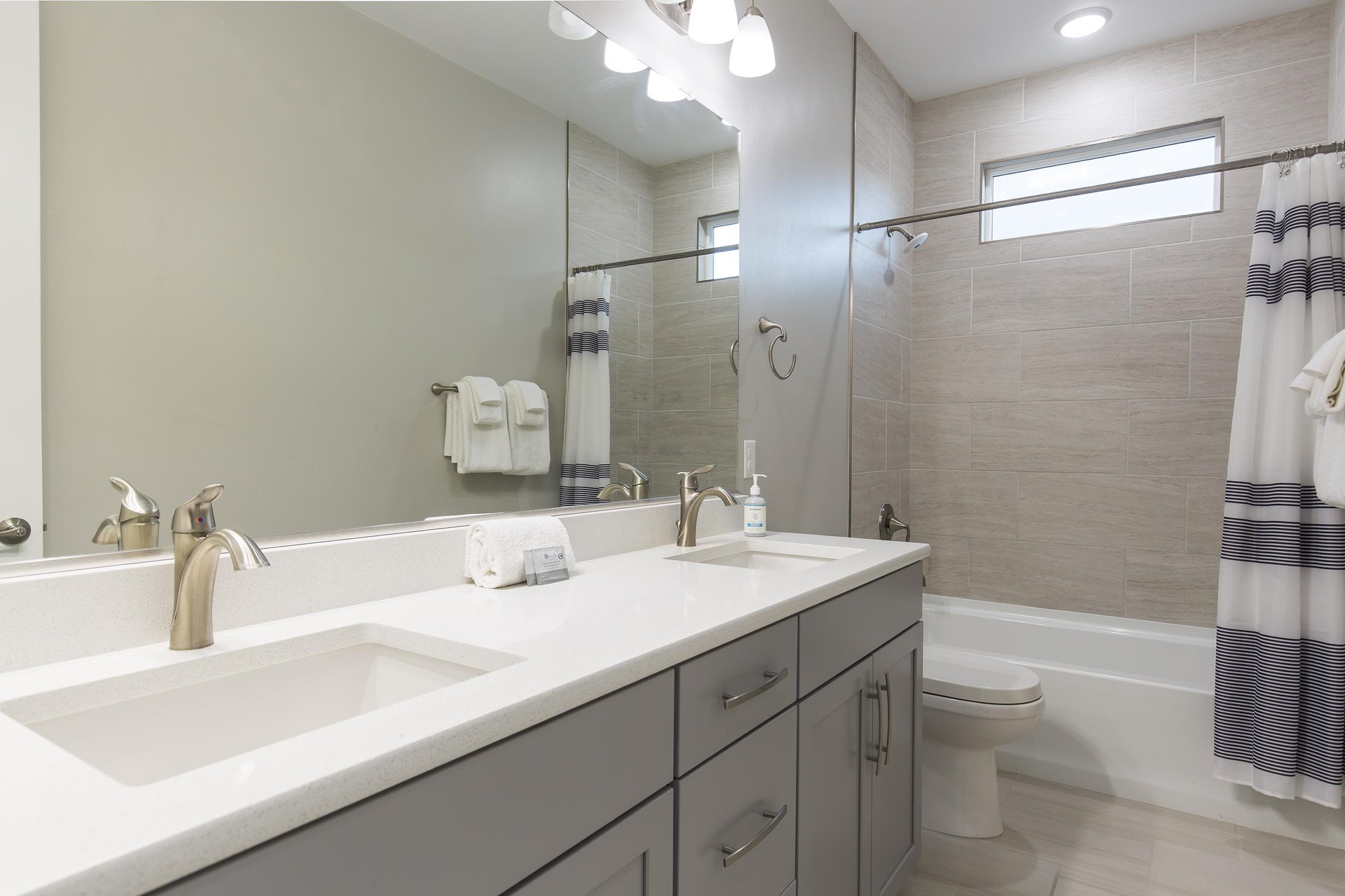 Dual vanity sinks and showertub combination.