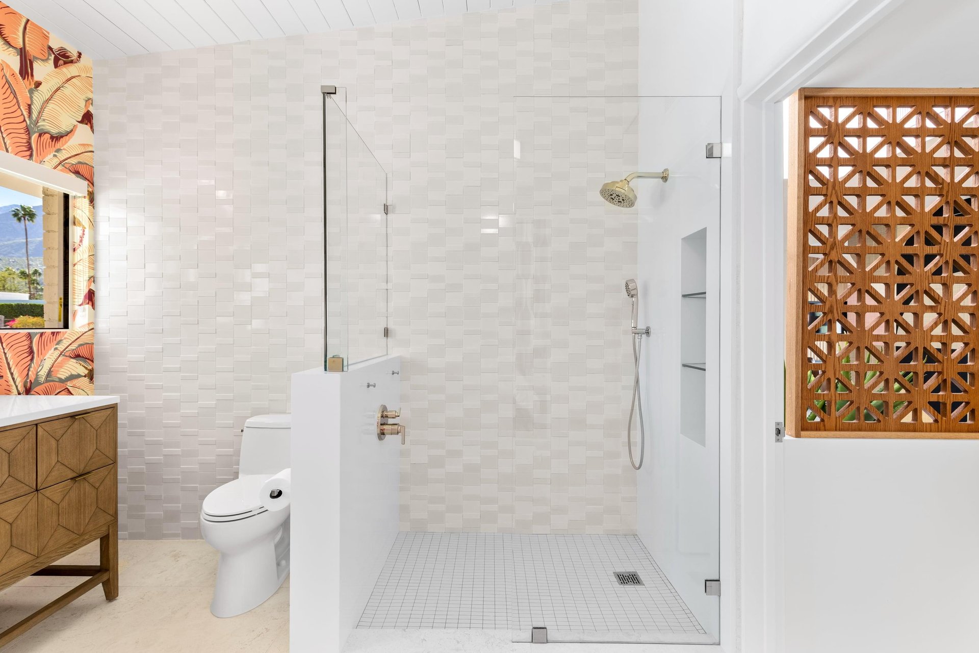 Guest en suite bathroom