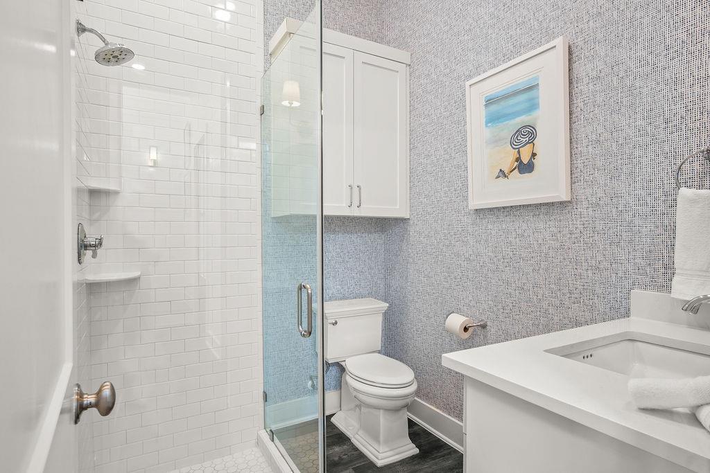 King Bathroom, 1st Floor