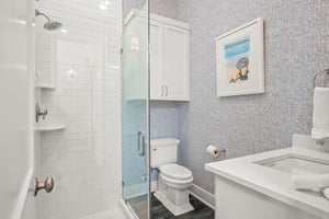 King Bathroom, 1st Floor