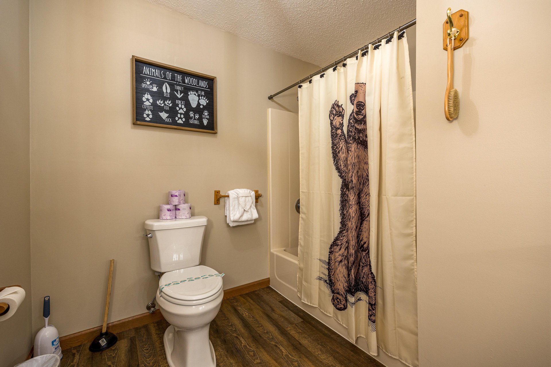 Upper level bathroom w tub