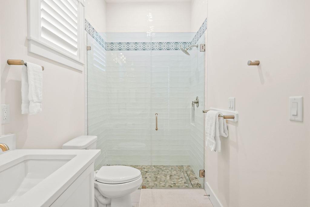 Bunk Bathroom, 1st Floor