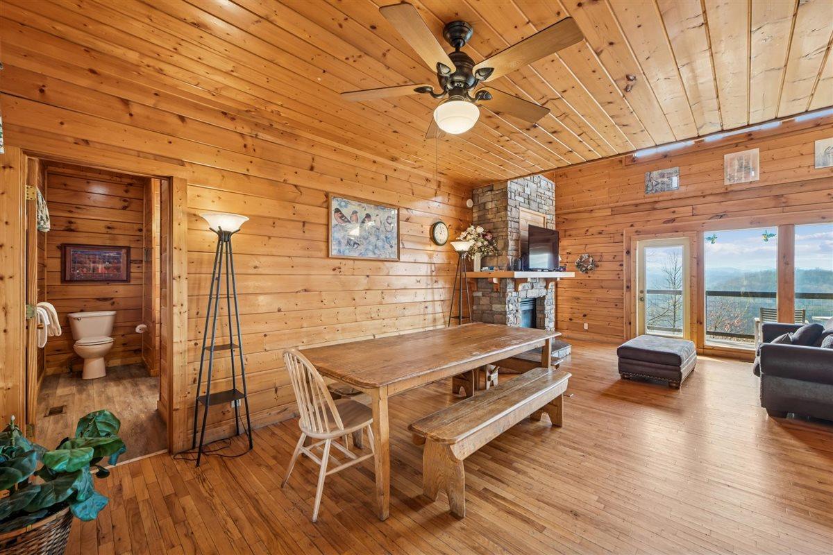 013Dining Area