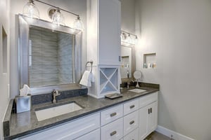 1st Floor, King Bathroom