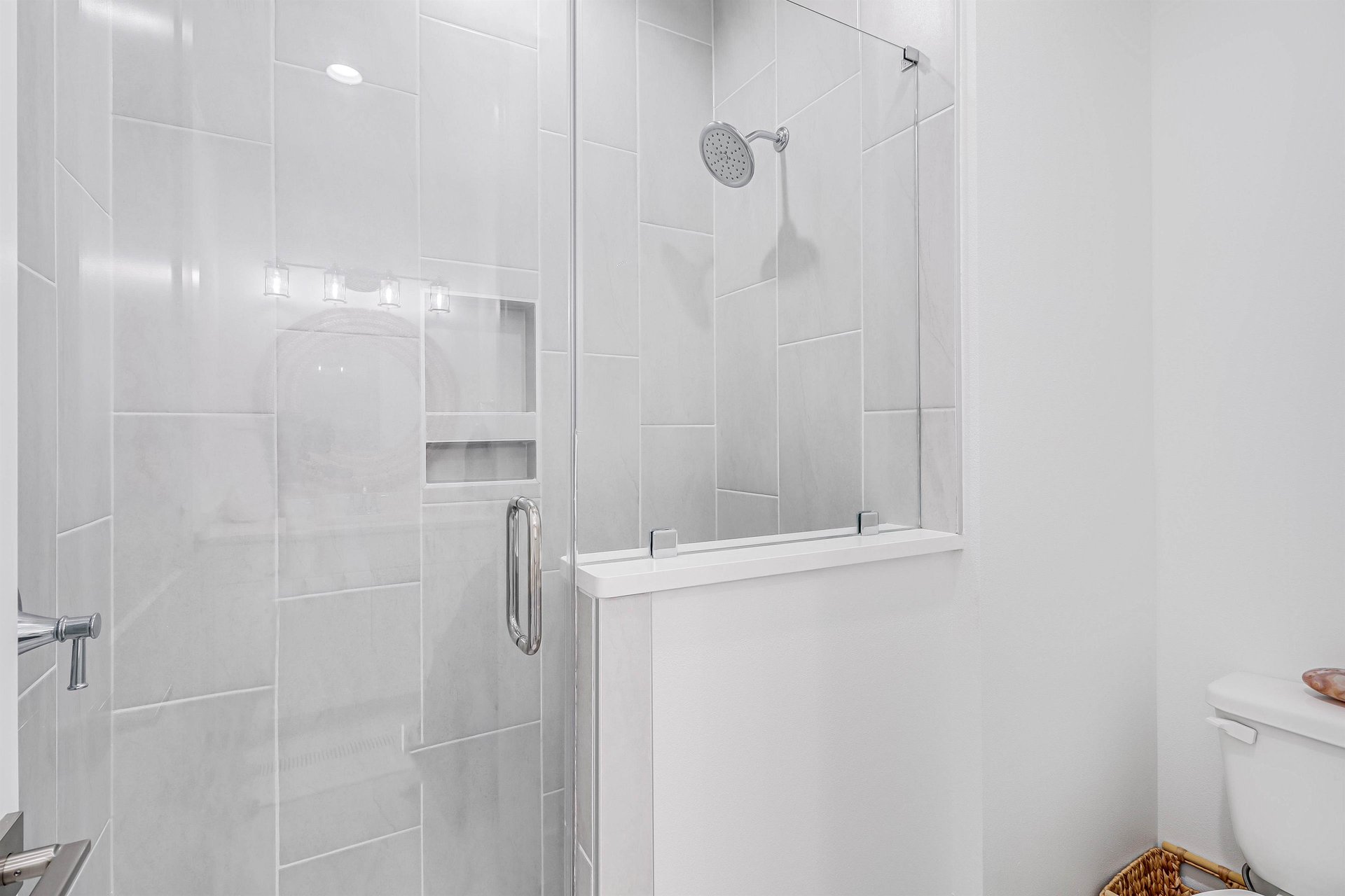 Second King Bathroom, 1st Floor