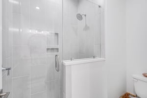 Second King Bathroom, 1st Floor