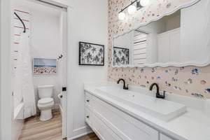 Shared Bathroom, 1st Floor