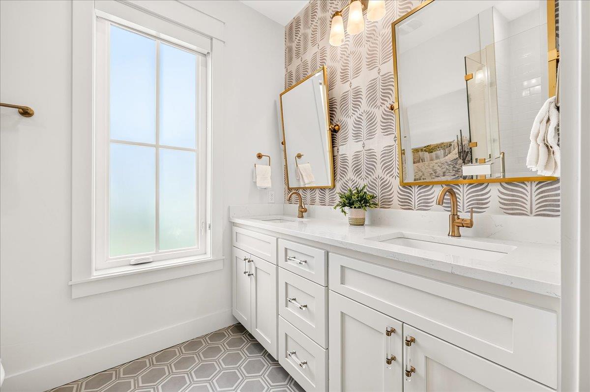 1st Floor, First King Bathroom