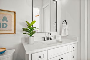 Queen Bathroom, 1st Floor