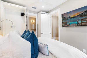 King Bedroom, 1st Floor