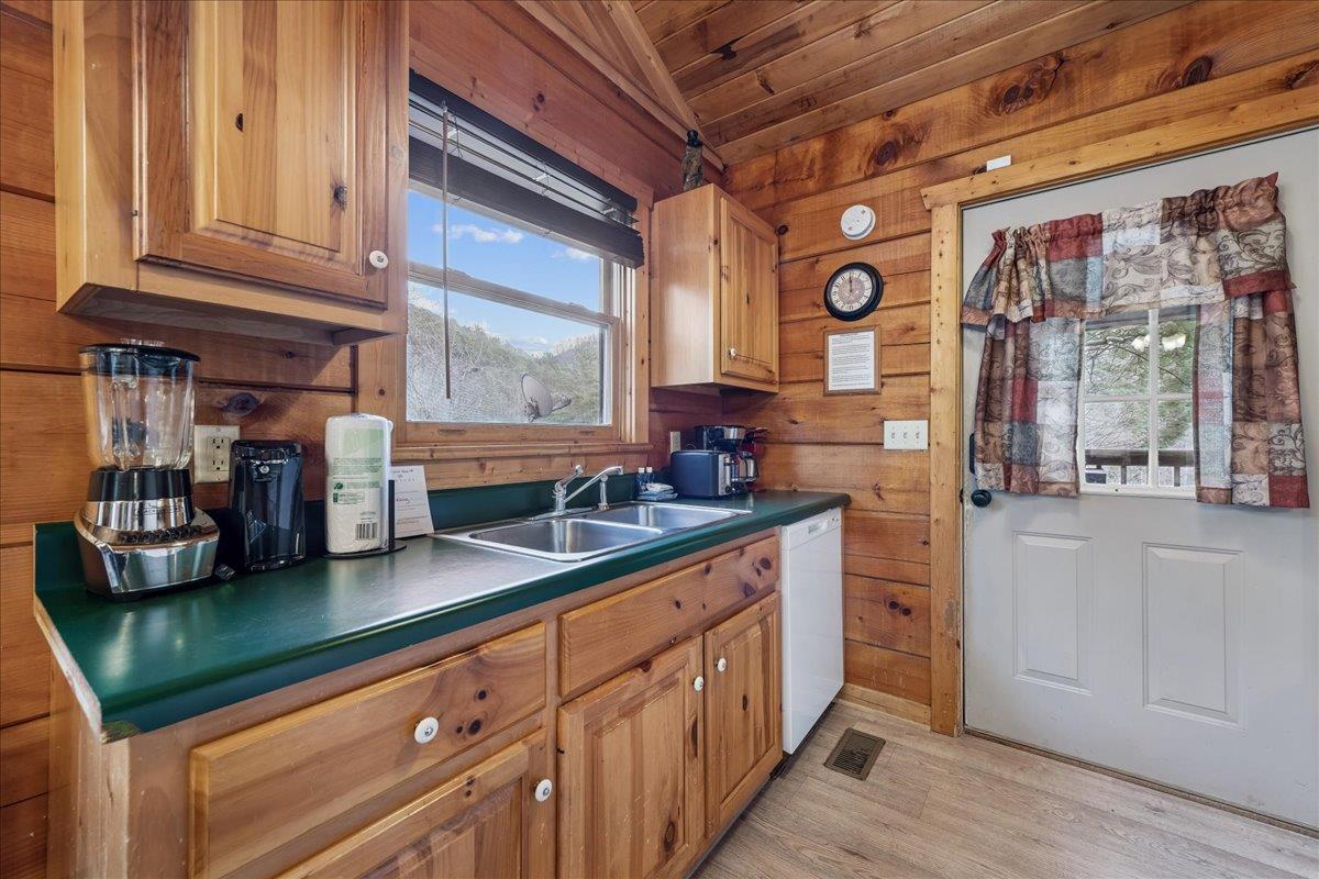 16Kitchen