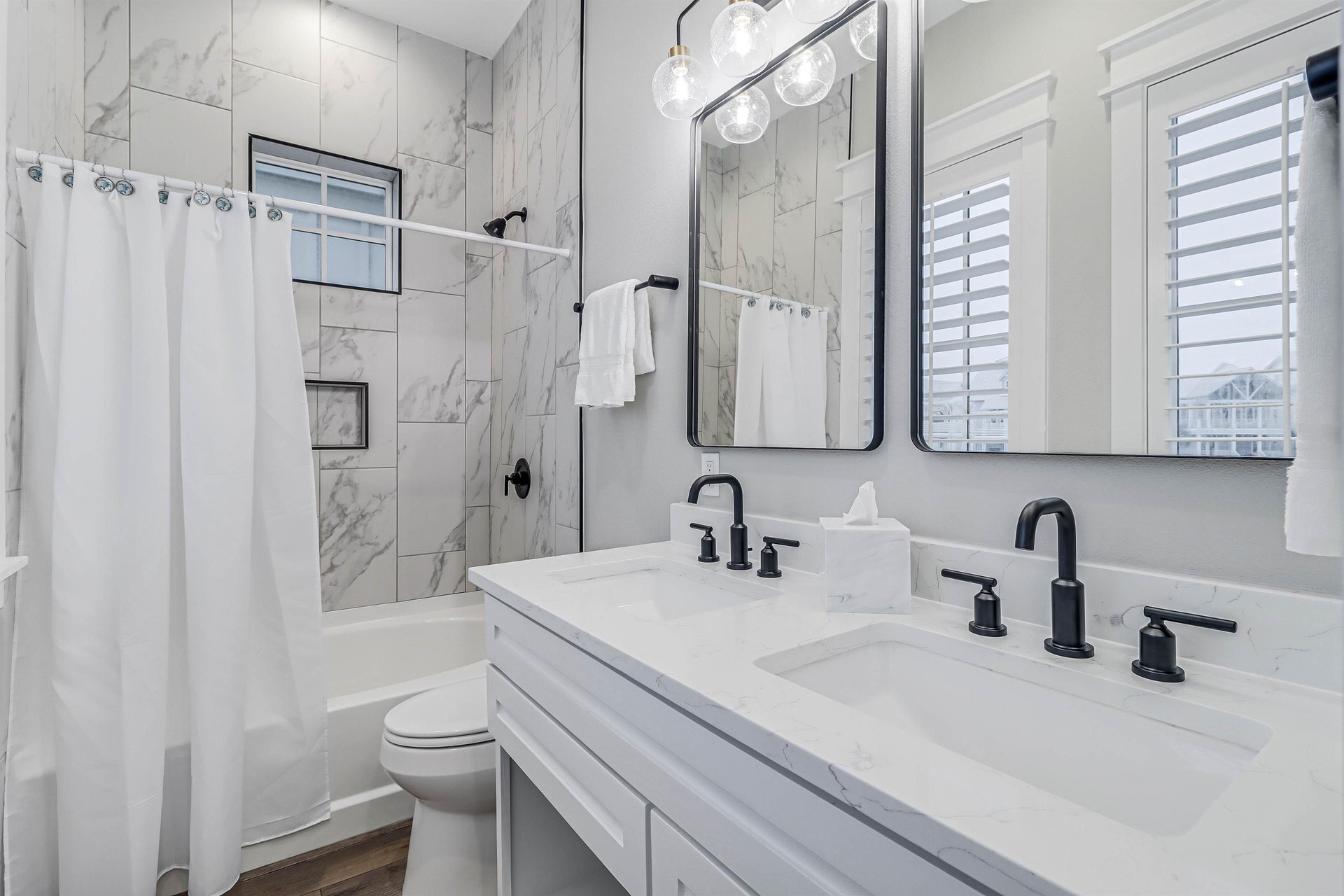 King Bathroom, 1st Floor