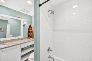 Queen Bathroom, 1st Floor