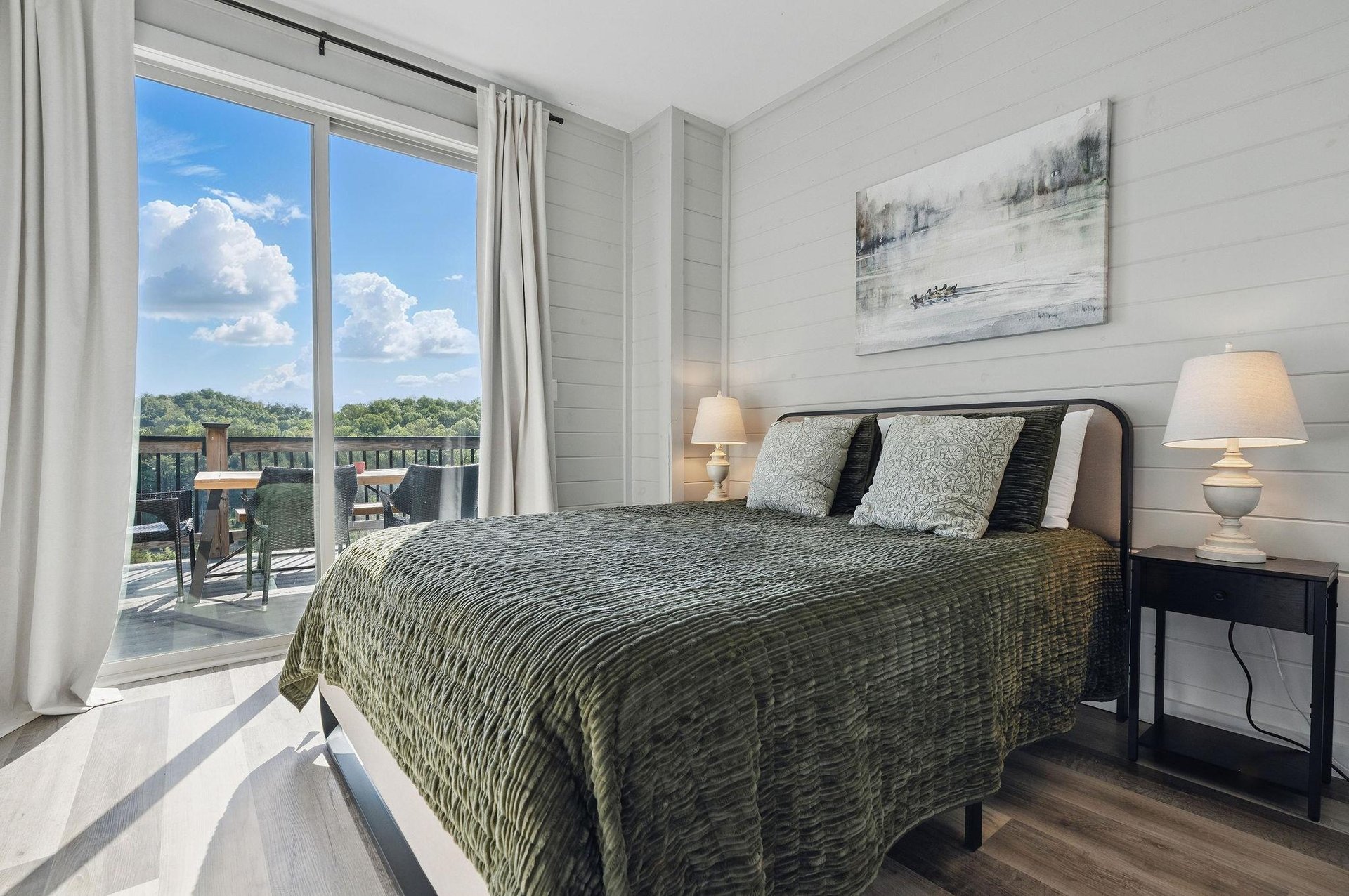 queen bed with balcony access