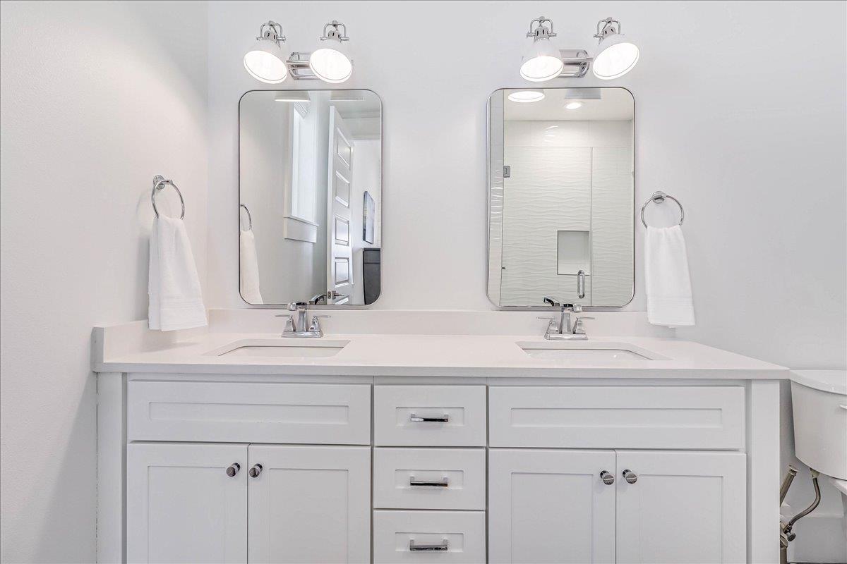 1st Floor King Suite Bathroom