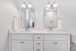 1st Floor King Suite Bathroom