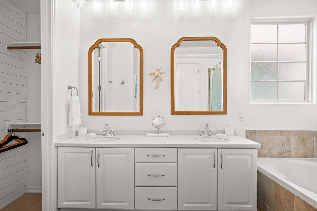 King Bathroom, 2nd Floor