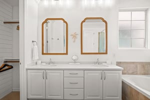 King Bathroom, 2nd Floor