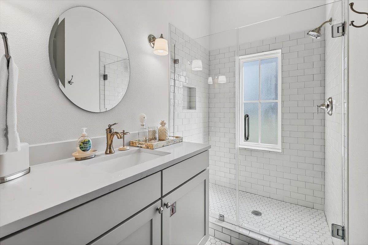 King Bathroom, 1st Floor