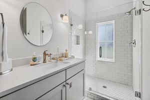 King Bathroom, 1st Floor