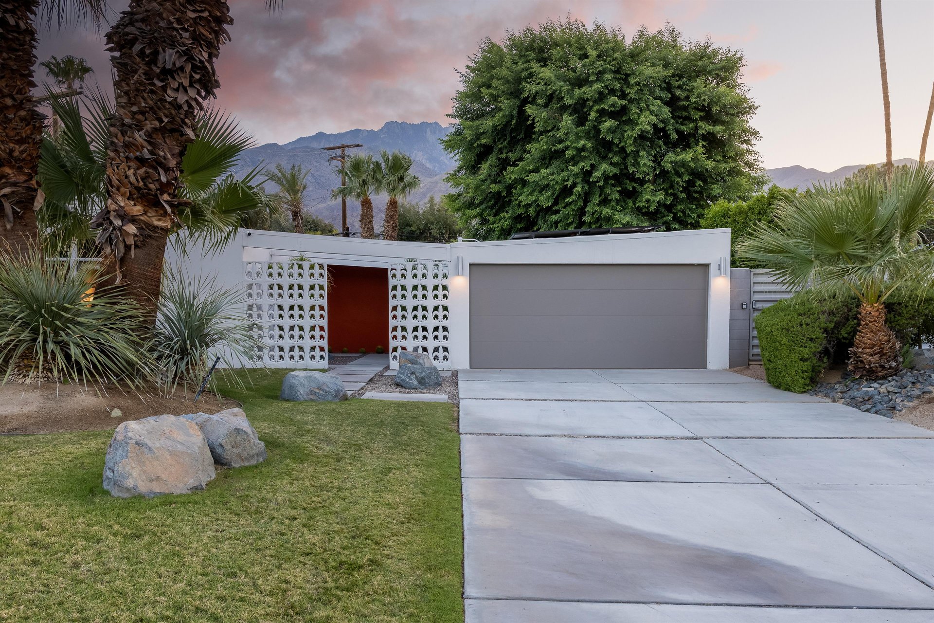 Spacious driveway