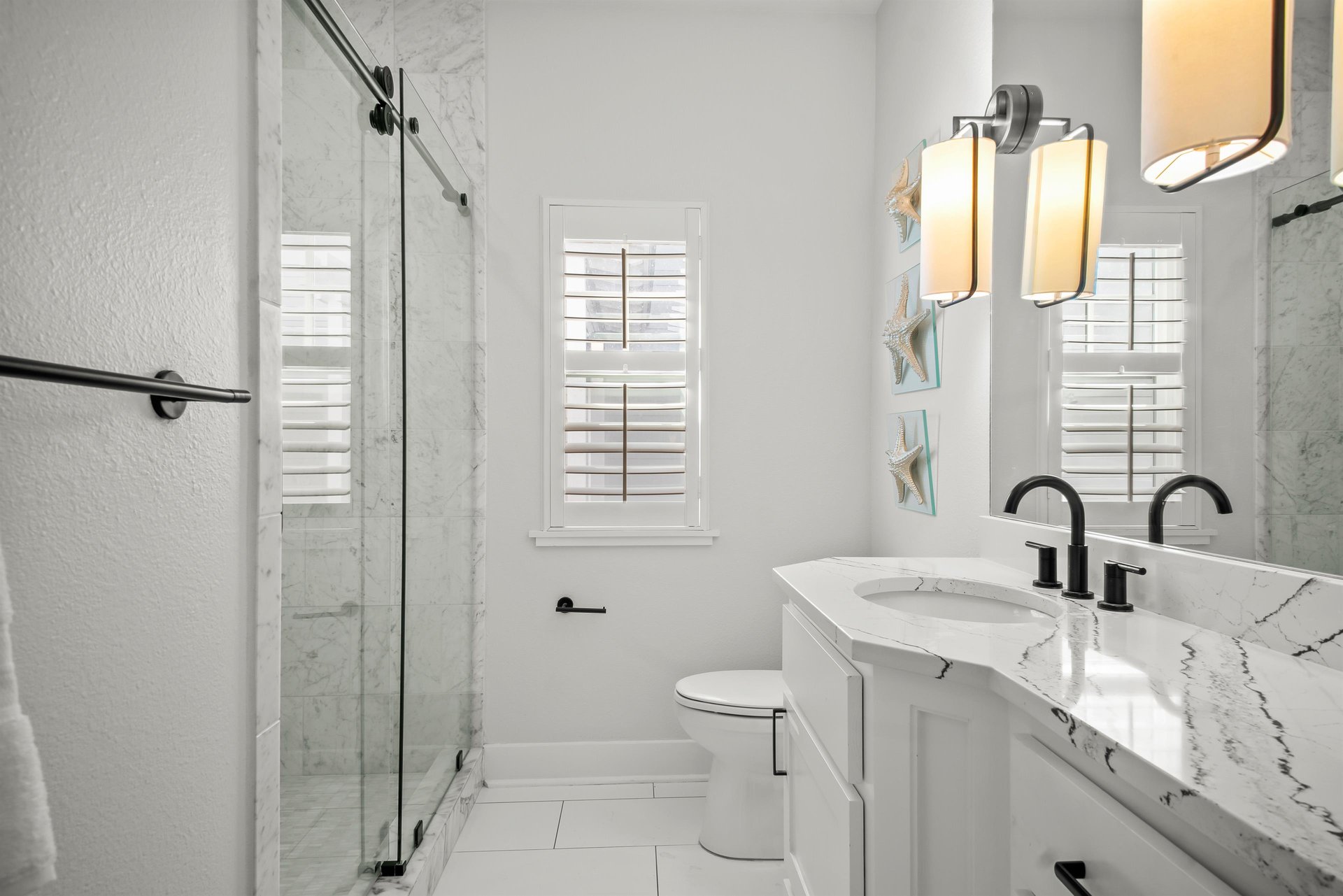 Wide View 1st Floor Front King Bathroom